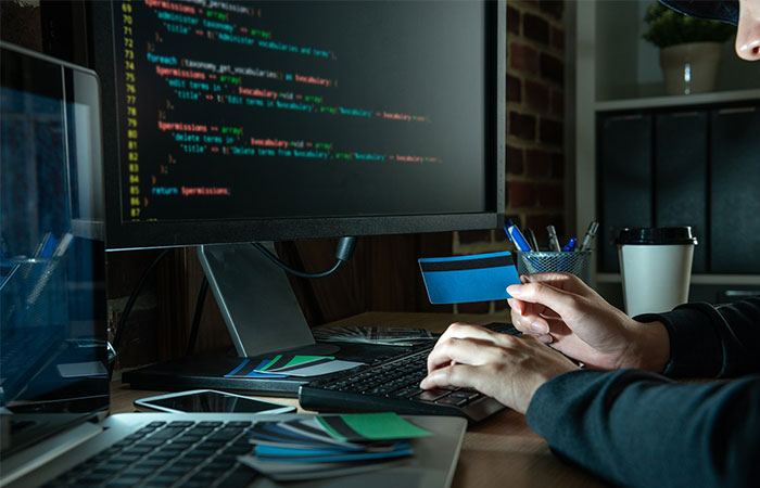 企業で情報漏洩が発生する原因は?