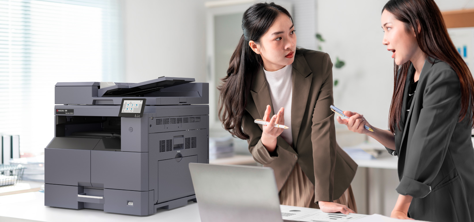 オフィスに溶け込むコンパクトサイズ